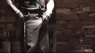 رأس أصلع، جلد أخضر، ممارسة جنس خلسة بينما صديقته فاقدة للوعي