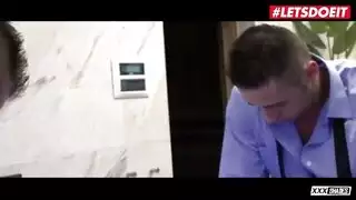 نجمة بورنو صغيرة الحجم تطلب هوس فموي