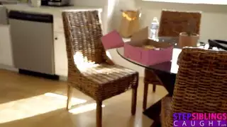 شاب يجلب لبنه بكس اخته وهيا تغضب