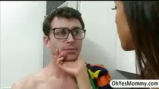 جنس محرم في العائلة: زوجة الأب تغوي ابن الزوج