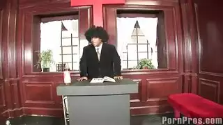 عذرية الفتاة السوداء الشرجية تُكسر بقضيب رجلها الكبير