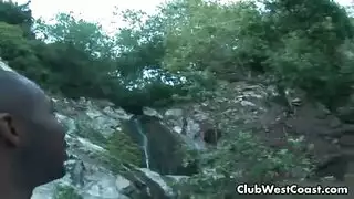 الأزرق الأسود ينقض على فرج المرأة الحامل الضيق