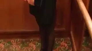 الشاب يخذ الملابس الداخليه