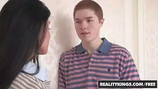 ثنائي الأم وابنتها يُسعدان فحل محظوظ معاً