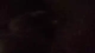 فتاة سمراء ذات مهبل مجعد تحصل على جماع عنيف عميق
