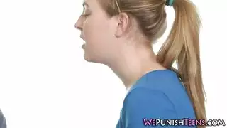 فتاة صغيرة مطيعة تحصل على قبلة مبللة ثم إنهاء بورن قوي على الوجه