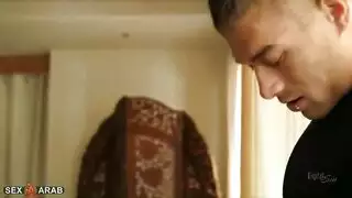 أم مثيرة تغوي ابنها لعلاقة جنسية عائلية صريحة