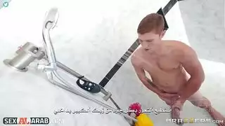 صديقة مثيرة تمتلئ وهي ترتدي الكعب العالي فقط