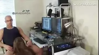 امرأة مثيرة تدخل على ابنها وهو يدلك قضيبه وتركب عضوه الكبير