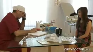 خلع الملابس للطبيب يتحول إلى فحص إباحي قوي