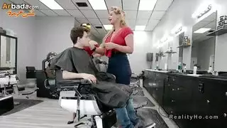 سكسي على كرسي حلاقه في محل حلاقه