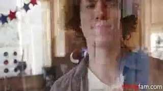 الاخت تتحدى اخوها على من يقذف اولا