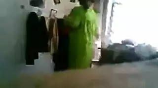 أفلام زنا عراقية: شاب وسيم مخادع يملأ زوجة أخيه بالشهوة