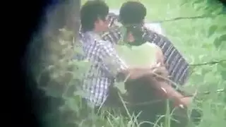 جلسة سكس علنية في الحديقة: مراهق هندي يحسس وينيك صديقته