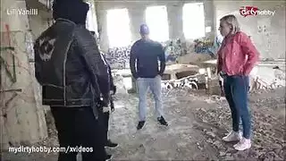 نكاح جماعي في مكان مهجور: ثنائي عاهر يُدك