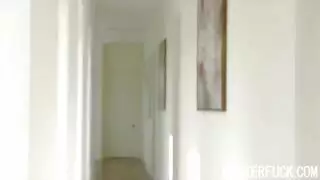 الام تطلب من البنت مساعدة اخيها في الجنس