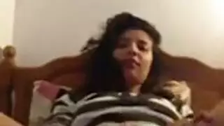 مطلقة ساخنة تستمني فرجها الضيق حتى النشوة الجافة
