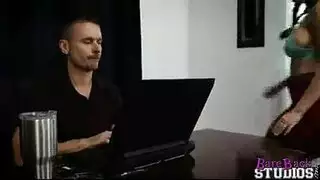 فتاة حارة ومتأججة تتوسل لقضيب قوي