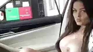 جلسة نيك مكثفة في السيارة مع نجم عربي مثير
