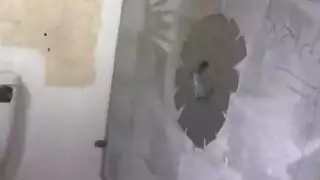 امرأة سمراء كبيرة الثدي ، جيليان جانسون تغوي أفضل صديق لها ، لجعله يشعر أكثر في المنزل