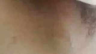 كس نيكيتا الداكن يحصل على يد خشنة