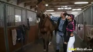 في اسطبل الخيل