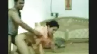 مراهقه عربيه تخاف تشلح ساخن ويصورها