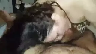 جوزها ماسكها في شقه زميله وصورها