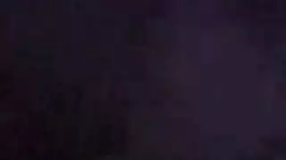 الفتاة السمراء الجذابة تطلب قضيباً وحشياً لجلسة جنسية صارخة