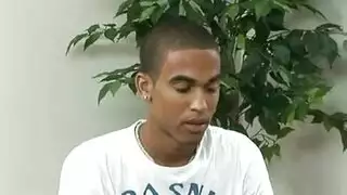 امرأة بيضاء ذات ثدي كبير تأخذ قضيب شاب أسود ضخم بعمق