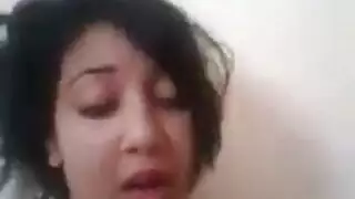 فتاة تبعص شاب بالاصبع