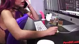 سكس سادي تنيكه في طيزه بزبر صناعي وبعدين ينيكها في كسها وطيزها