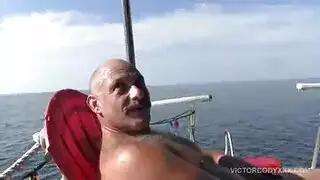 ثلاثي بحري: شرج وفموي على الأمواج