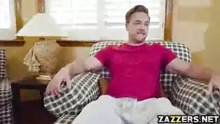 ميلف شهوانية تأخذ قضيب الشاب الضخم بعمق داخلها