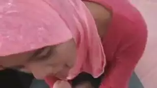 محجبة هائجة من ماليزيا تبلع زب عربي عملاق ثم تنكب بقوة