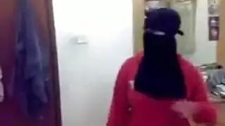 محجبة ومثيرة: تخلع ملابسها الداخلية من أجل جماع يستحق الأفلام الإباحية