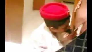 طيار ومضيفة إباحية شديدة: علاقة جنسية قاسية في الحلق بعد الرحلة