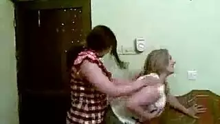 فتيات عربيات جميلات سكرانيات في وضع مقص شرجي