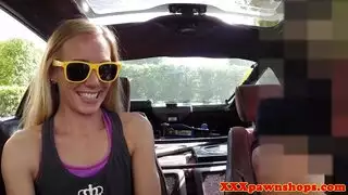 يهيج ويدعك كسها ويهيجها