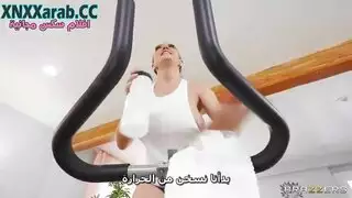 مدمنة اللياقة تُضاجع بقوة من قبل مدرب الدراجات العضلي