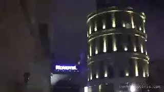 ينيك اخته و صديقتها وهوا يرتدي قناع