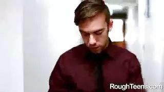 قضيب أسود كبير يملأ فتحة ضيقة بجنس خشن