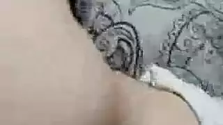 فتاة الحسية تحب بوسها امتدت قليلا من قبل ديك حبيبها
