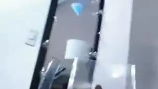 نزهة الديك ضخمة من الدم قبل البصق عليها.