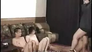 دومينا كبيرة يميل تحصل على قدميها فوق السرير