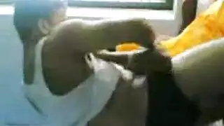 الأطفال يستمتعون من المراهقين العراة