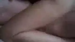 حقيقي صغيرتي الهواة يلعبون مع لعبتها الكبيرة.