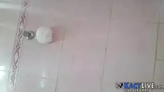 يصور اخته وهي تستحمى