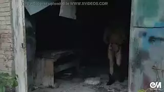 ينزل الرجل الملتحي المكتئب في هذه المرحلة الصعبة