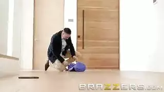 يصل إلى المنزل ويجد لعبة زوجته